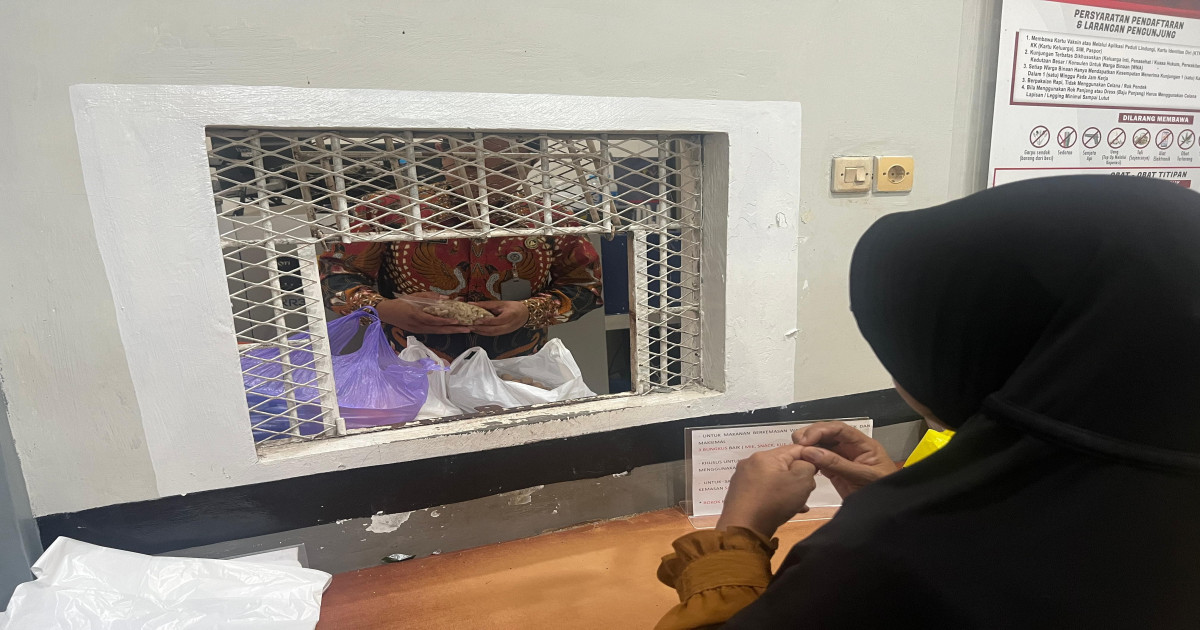 Pastikan Keamanan Tetap Terjaga, Petugas Lapas Narkotika Karang Intan Periksa Barang Bawaan Pengunjung dengan Humanis dan Ketat