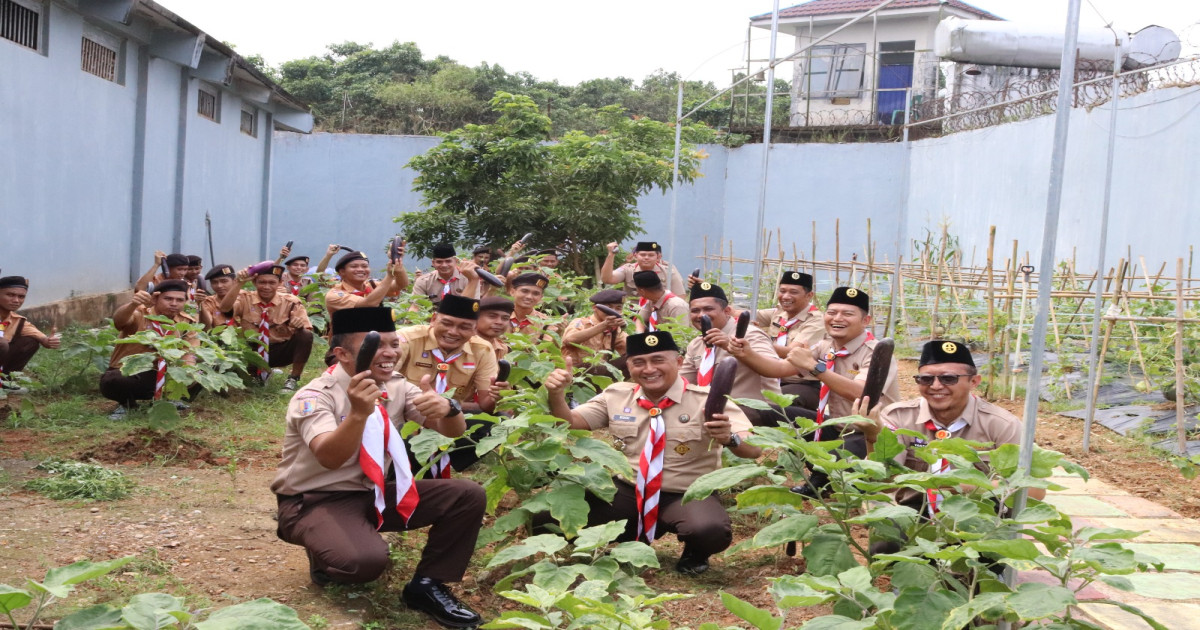 Lapas Narkotika Karang Intan Panen Terong Melimpah: Partisipasi WBP Pramuka Jadi Garda Terdepan Kemandirian Pangan