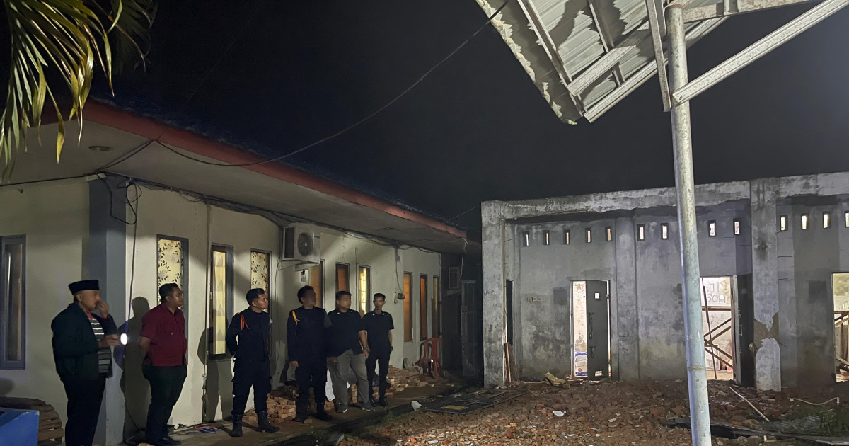 Kalapas Troling Malam Pastikan Keamanan Lapas Narkotika Karang Intan Tetap Kondusif